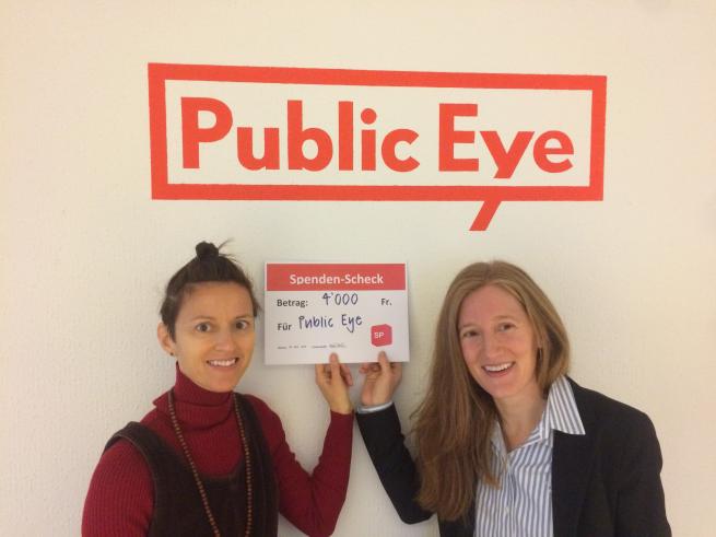 Kantonsrätin Karin Schwiter (rechts) überreicht den Spendencheck von 4'000 Franken an Chantal Sierro von Public Eye.