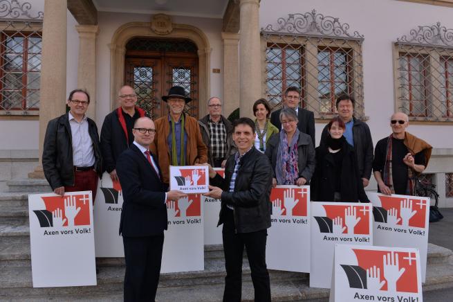 SP-Kantonsrat Andreas Marty überreicht mit dem Initiativkomitee die Axen-Initiative bei der Schwyzer Staatskanzlei.